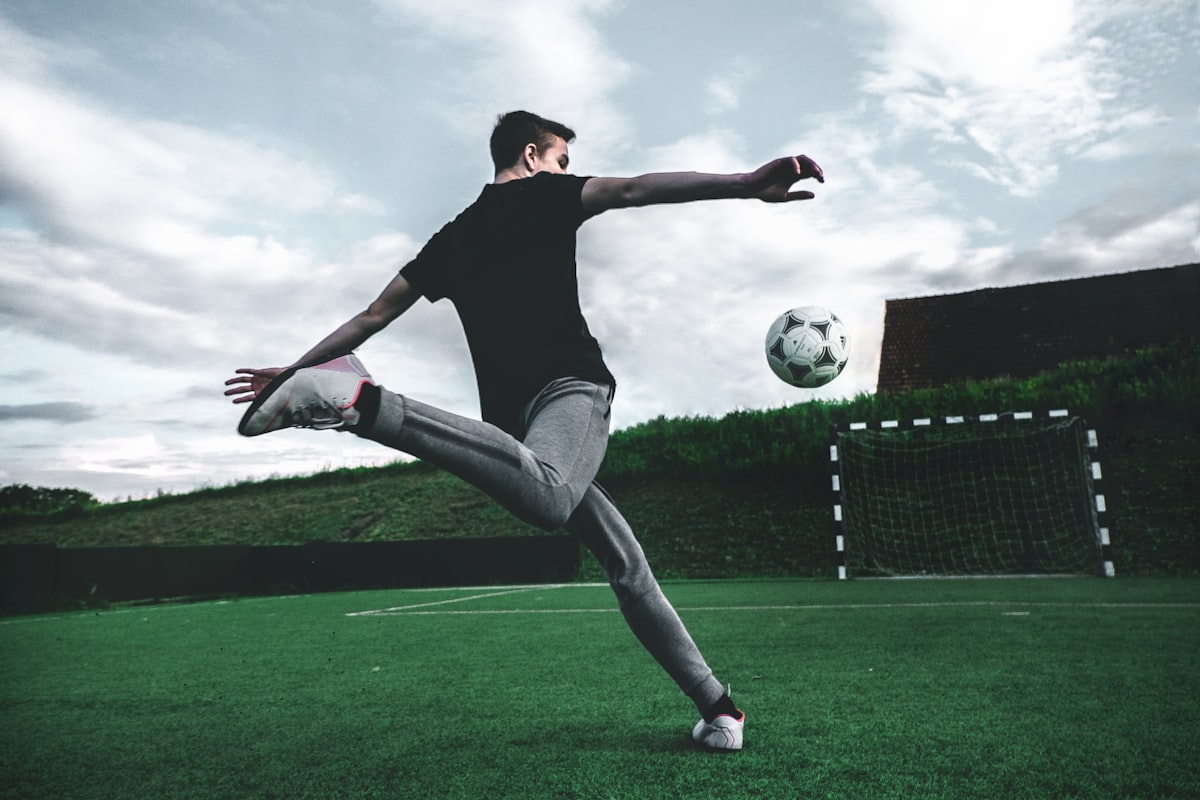 球友会品牌大使、著名足球运动员在训练中展示技巧