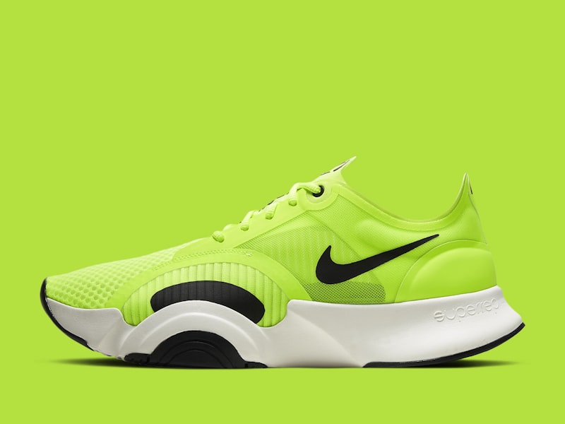 球友会高端轻量化碳纤维跑鞋 - 金色细节与深蓝鞋面设计